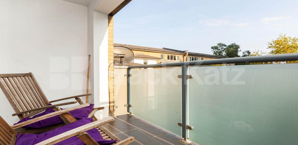 			Private roof terrace, Studio Apartment, 1 bath, 1 reception Apartment			 Bethnal Green Road, BETHNAL GREEN-HACKNEY-LONDON FIELDS